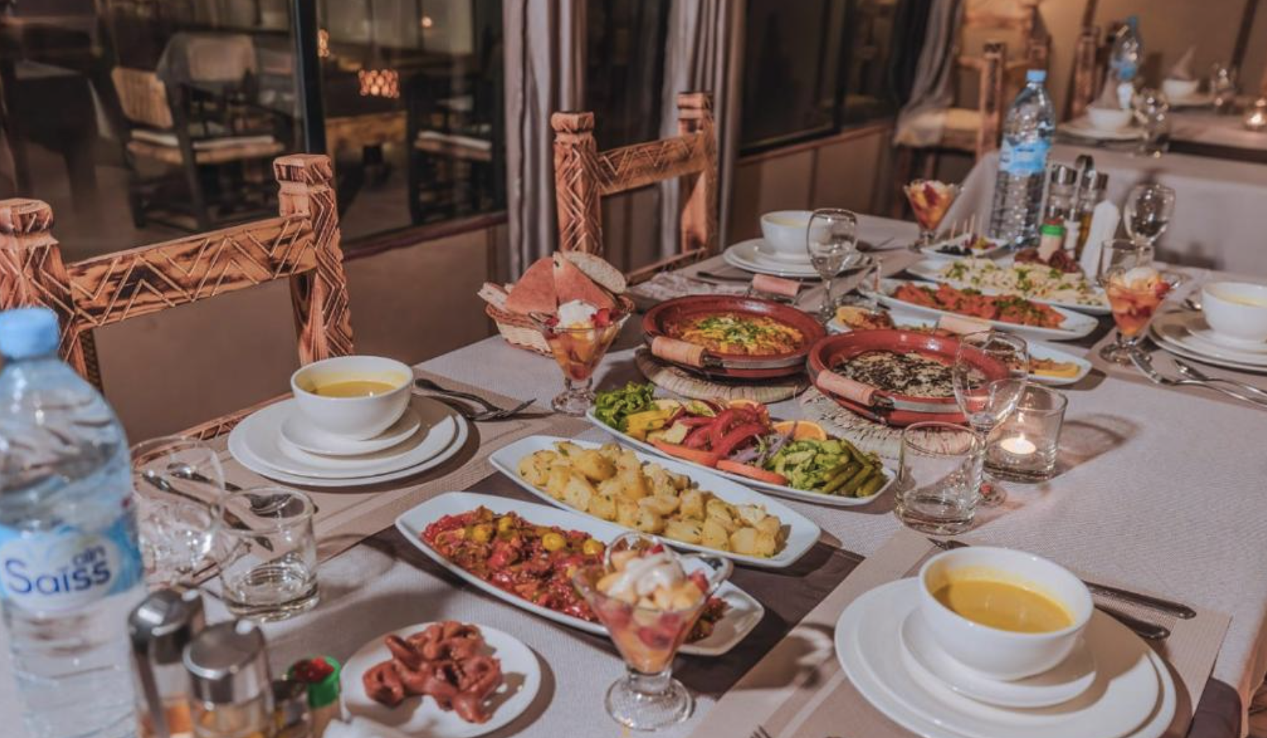 Mesa servida con comida marroquí tradicional en el campamento